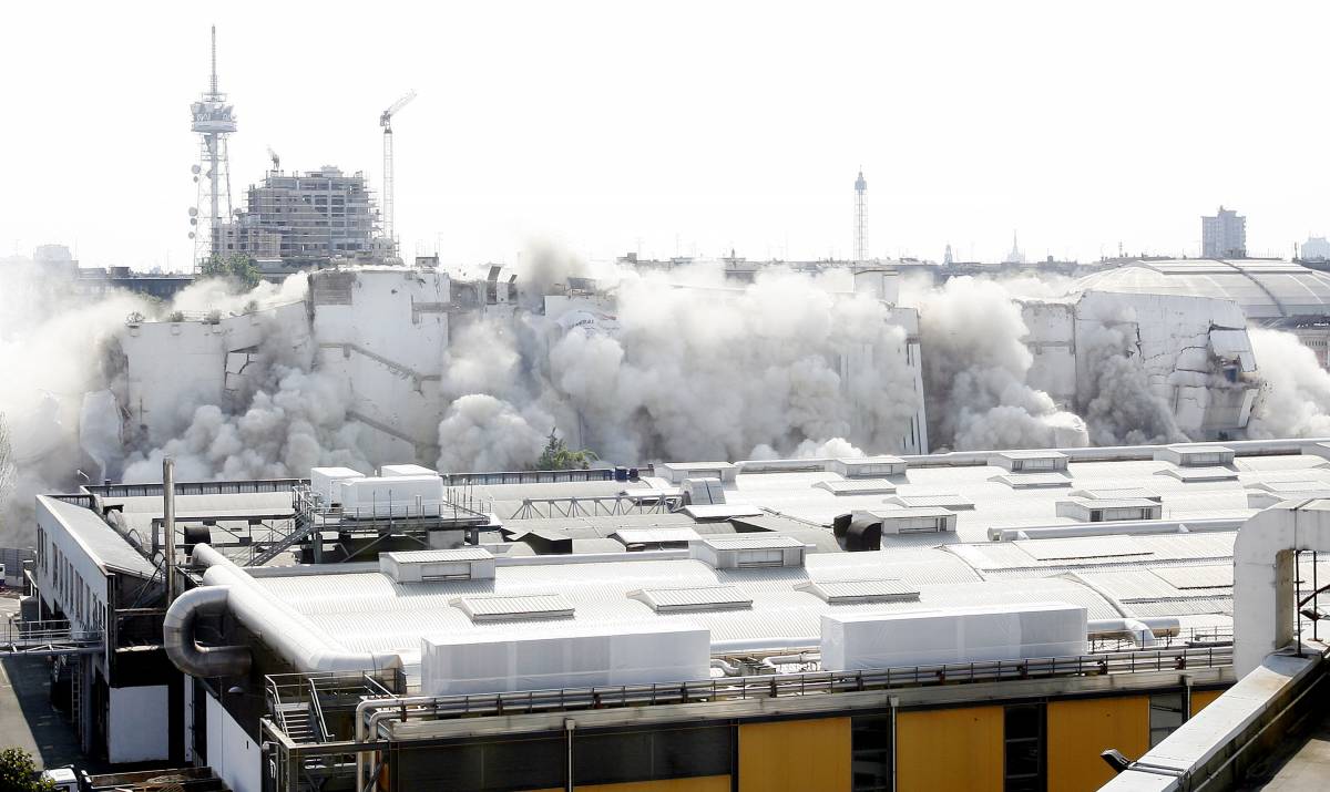 Ore 10.08, un'esplosione: e la vecchia Fiera fa largo alle nuove torri