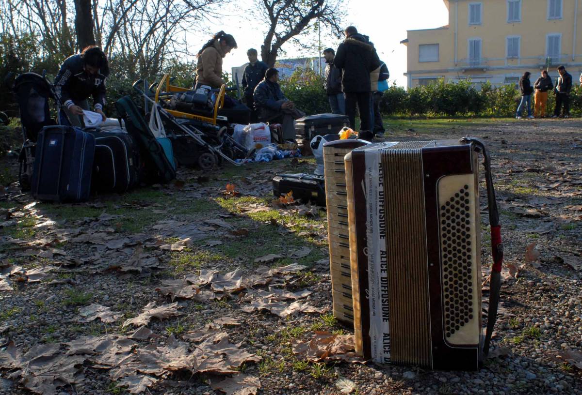 Napoli, molotov 
contro il campo rom