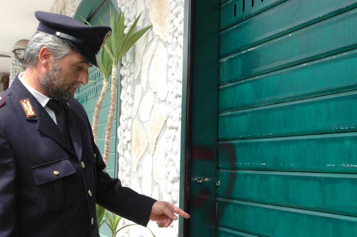Sorprende ladro nel bar, spara e lo uccide