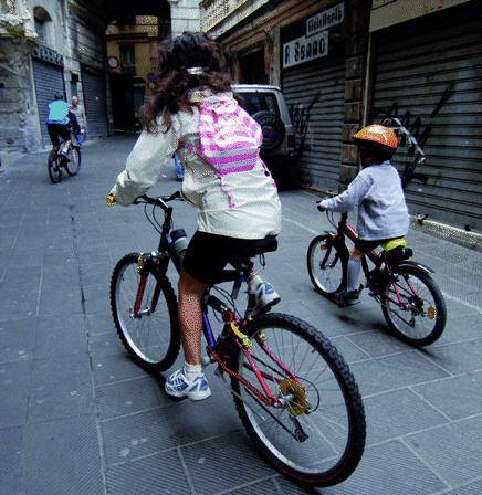 Soldi a chi butta la moto e prende la bici