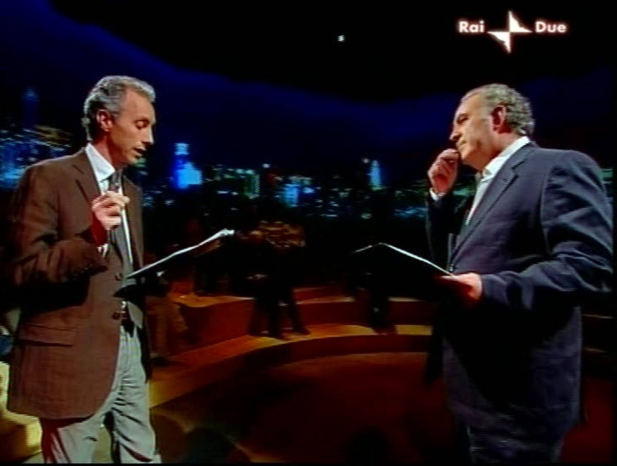 Santoro a Travaglio: 
"Il pubblico sta con te" 
E Castelli lo querela