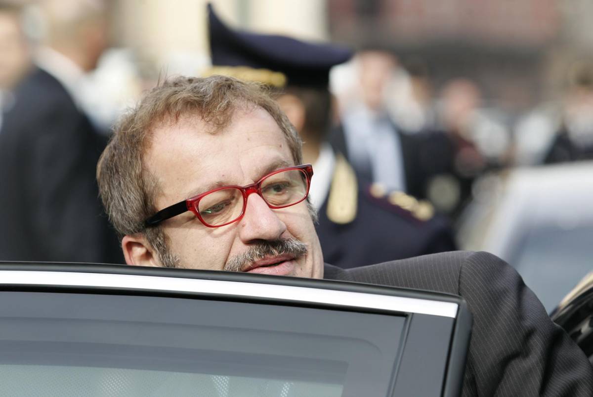 Maroni: "E' il momento della fermezza" 
La Spagna attacca, poi arrivano le scuse