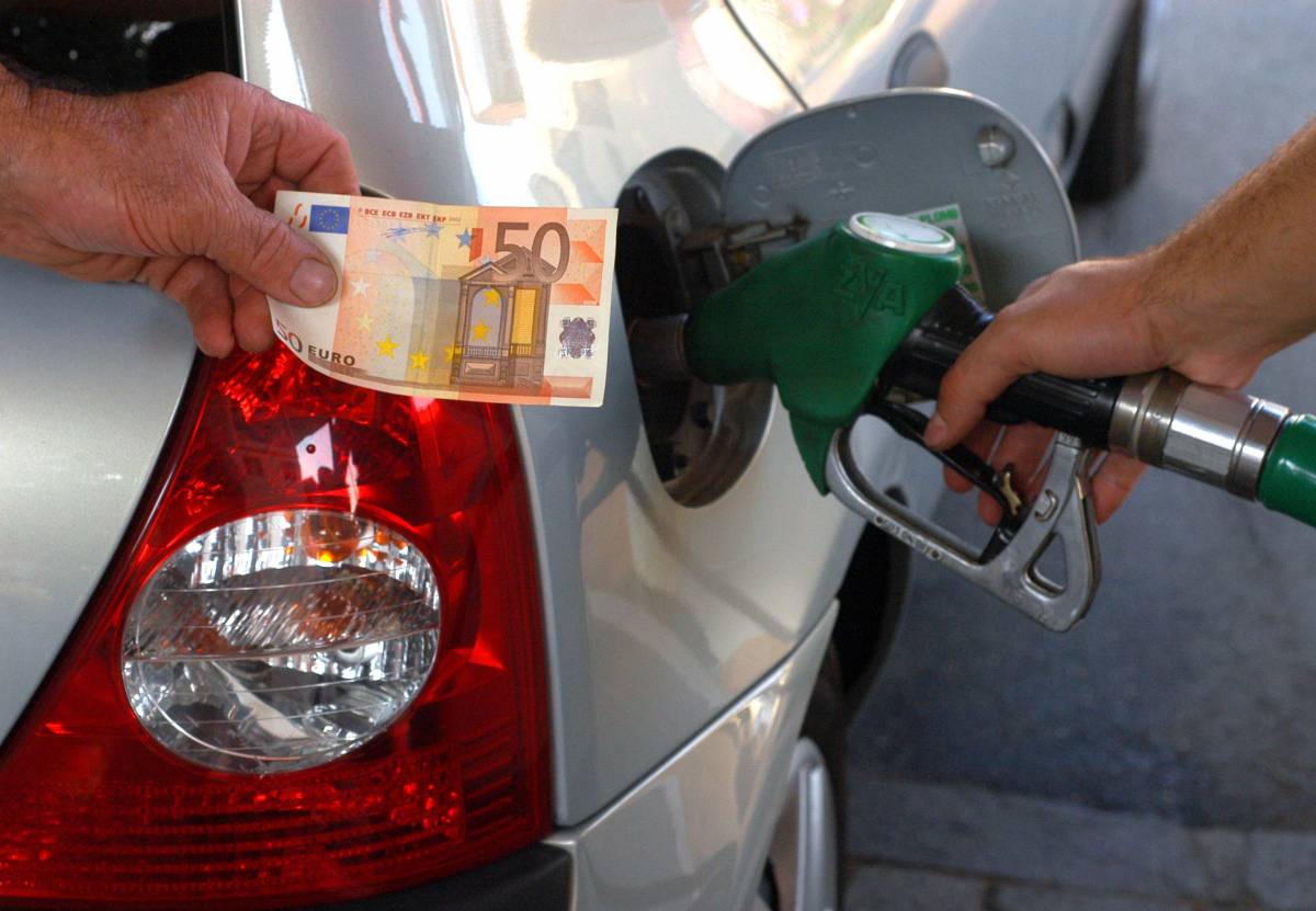 Caro benzina: petrolieri a rapporto da Scajola