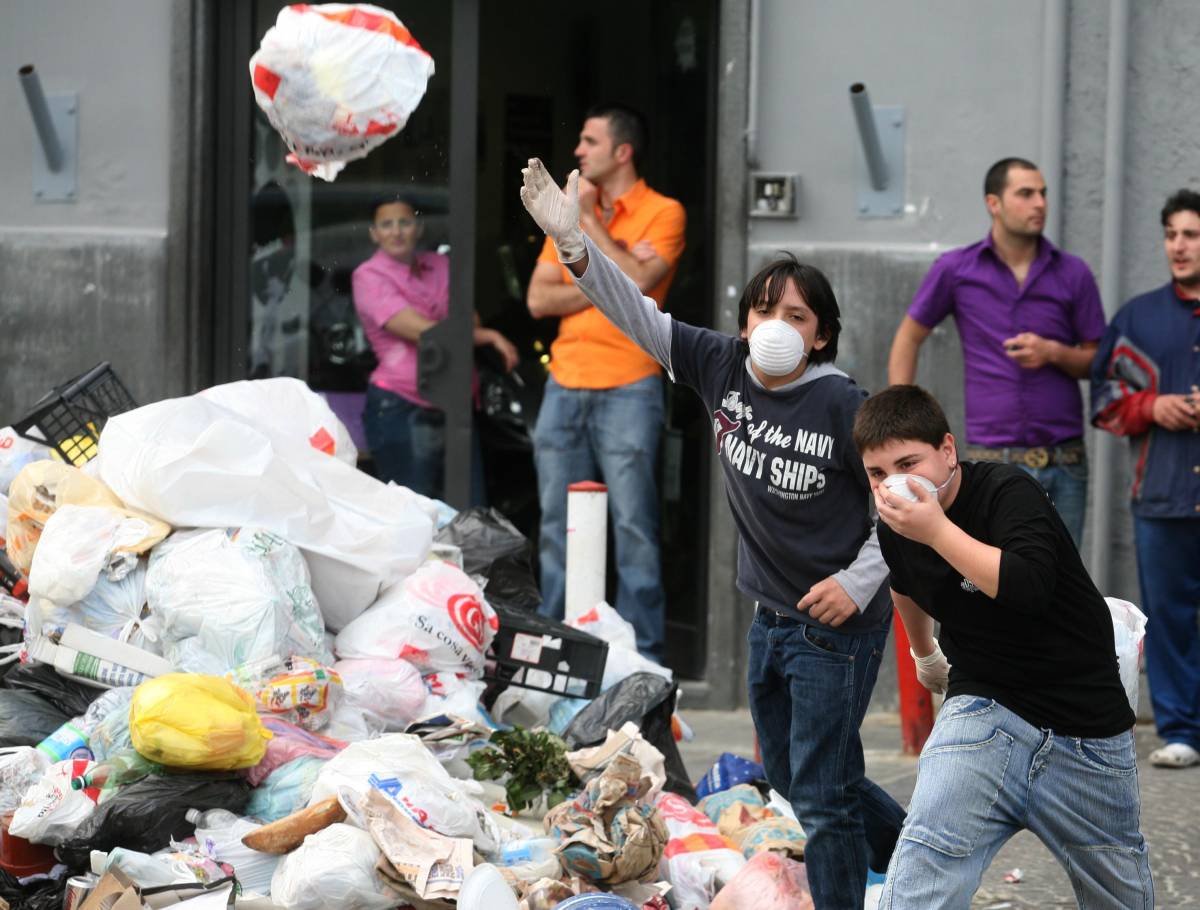 Rifiuti, sassaiola contro i vigili del fuoco