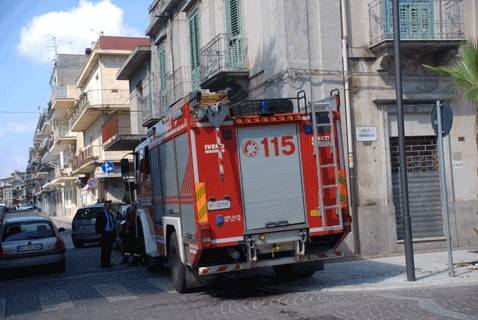 Taranto, mamma salva 3 figli da un incendio