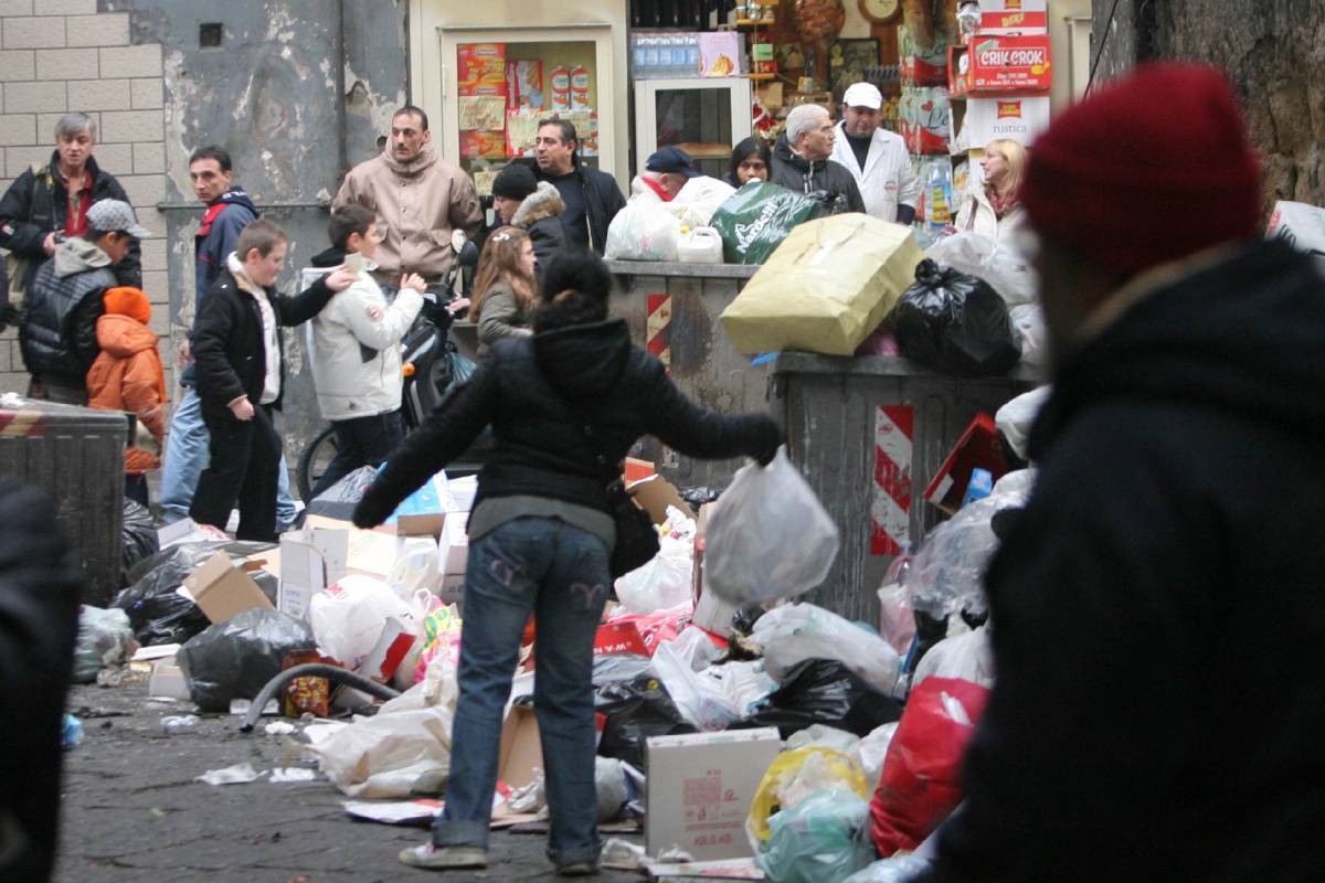 La città si ribella: roghi di rifiuti e sassi contro i vigili del fuoco