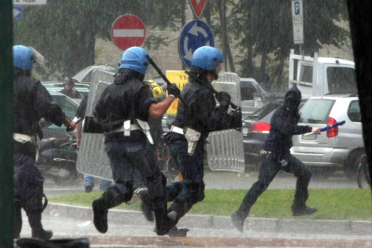 Scontri con gli ultrà a Parma prima della partita: feriti due agenti