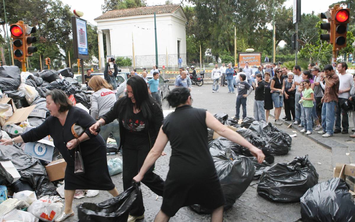 Napoli, domenica ecologica tra la "monnezza"