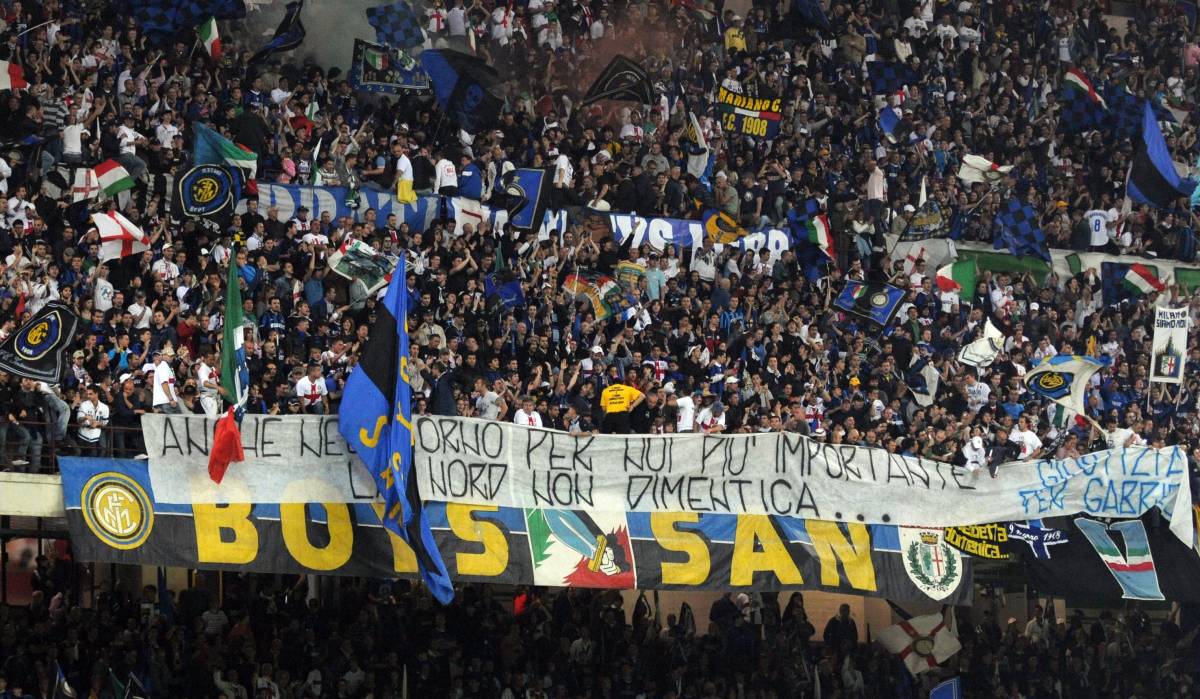 In sessantamila al Meazza tra torte in faccia e sfottò