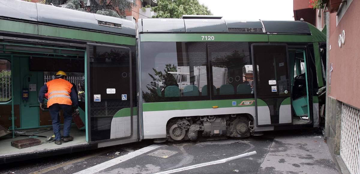 Auto contro tram, che deraglia: 12 feriti