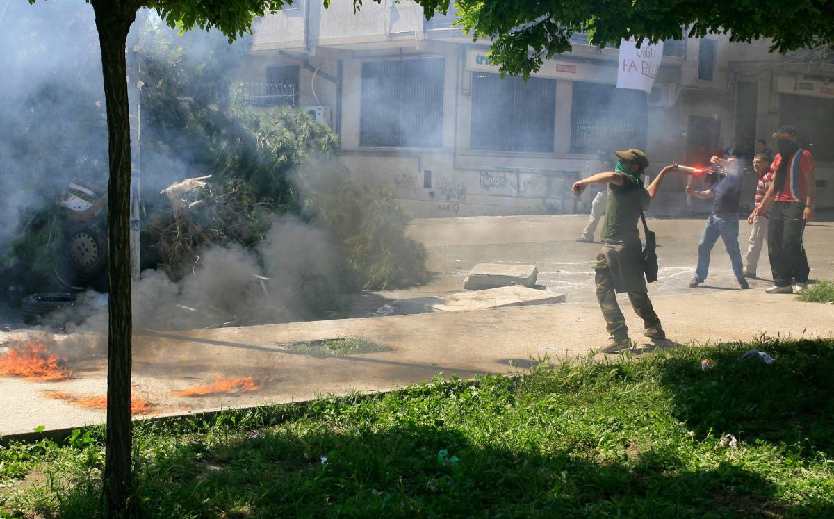 Discariche, scontri e tensione a Chiaiano 
Bombe carta e molotov contro la polizia