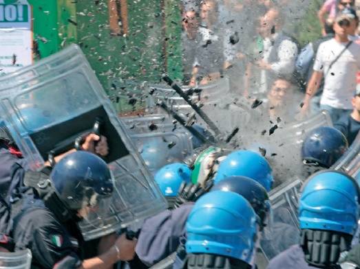 Molotov e barricate, esplode la guerriglia 
di Chiaiano contro la discarica