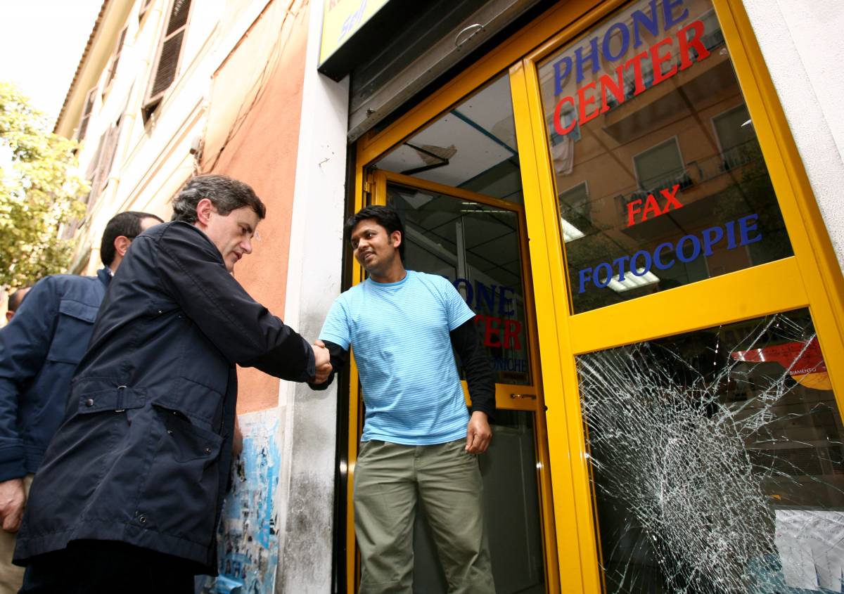 Raid contro i negozi di immigrati a Roma 
La Questura: non c'è matrice politica