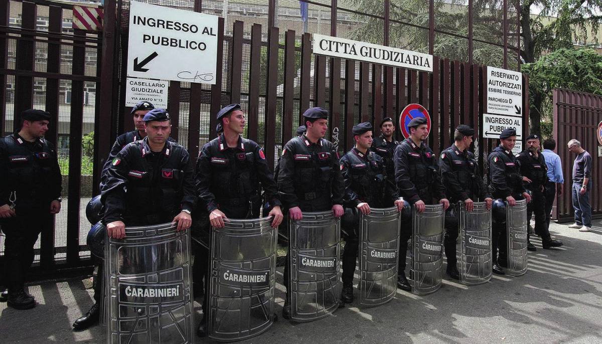 Arresti convalidati, tensione in Tribunale