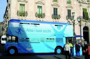 Visita sul bus a due piani  per salvare la  vista