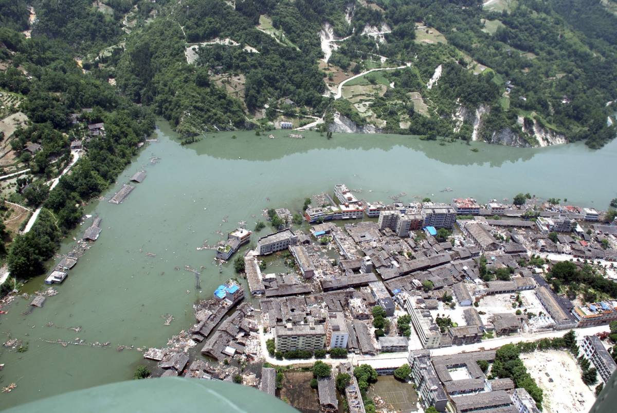 Cina, lago a rischio: prove di evacuazione