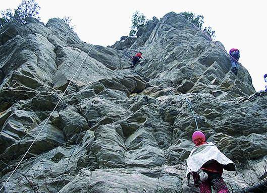 Sori, in arrampicata con i personaggi  del «Fantabosco»