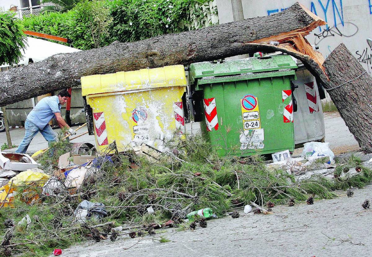 Rifiuti, centri sociali e ultrà pronti alla guerra