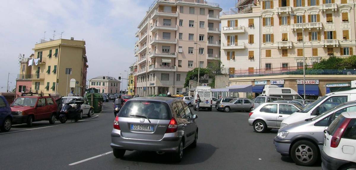 Volontari al lavoro per ripulire il torrente di Quinto