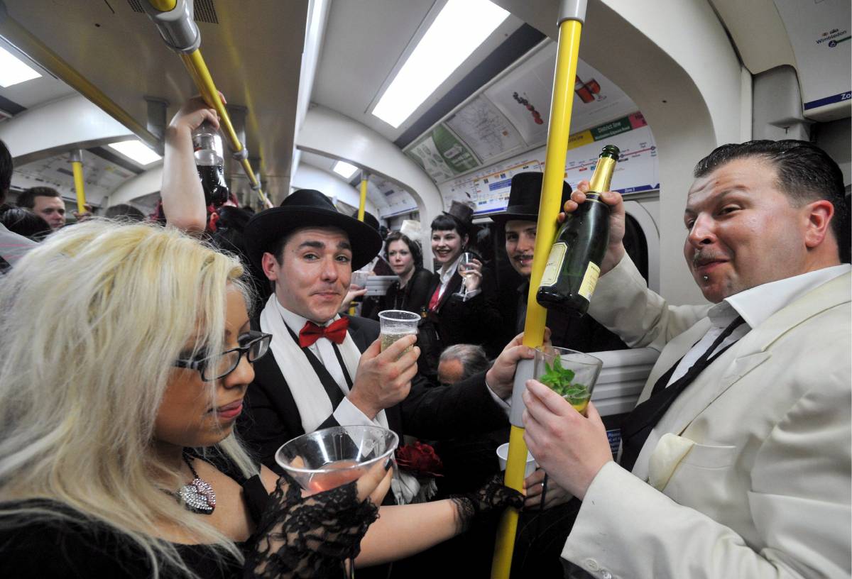 Londra, metrò bloccato: in migliaia ubriachi 
alla festa alcolica contro il nuovo divieto