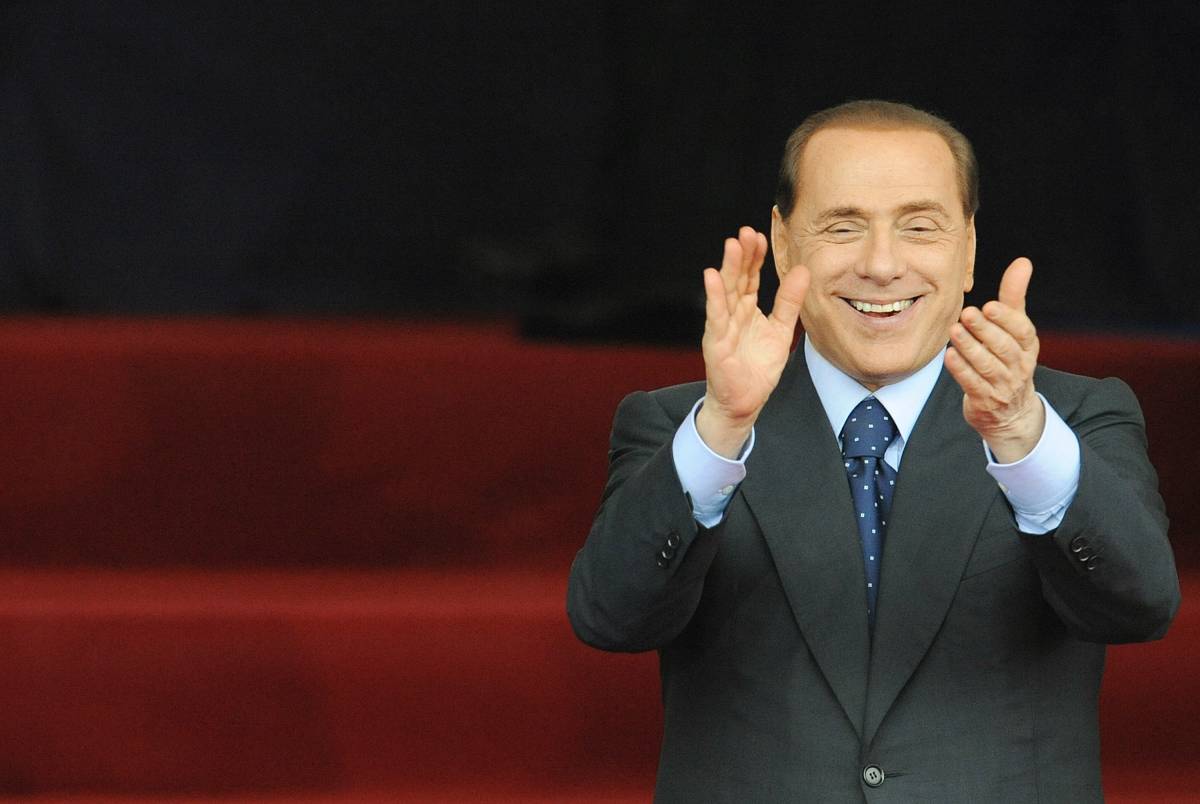 Il pubblico acclama Berlusconi: "Silvio santo subito"