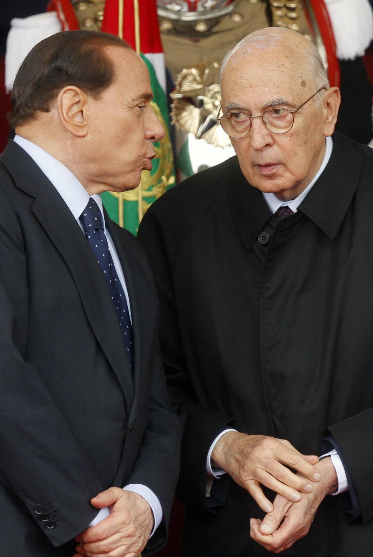 2 giugno, Napolitano: "Rispettare la Repubblica" 
La folla acclama Berlusconi: "Santo subito"
