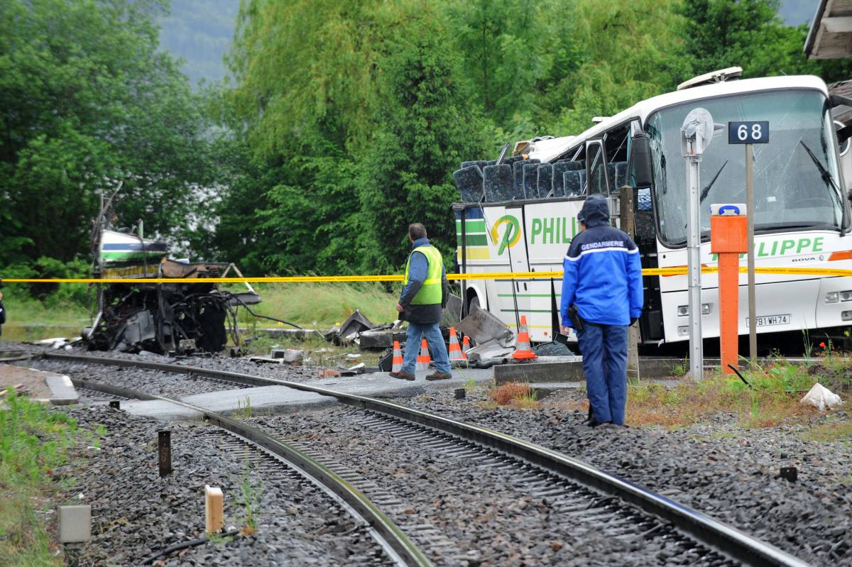 Francia, treno travolge 
scuolabus: sei morti