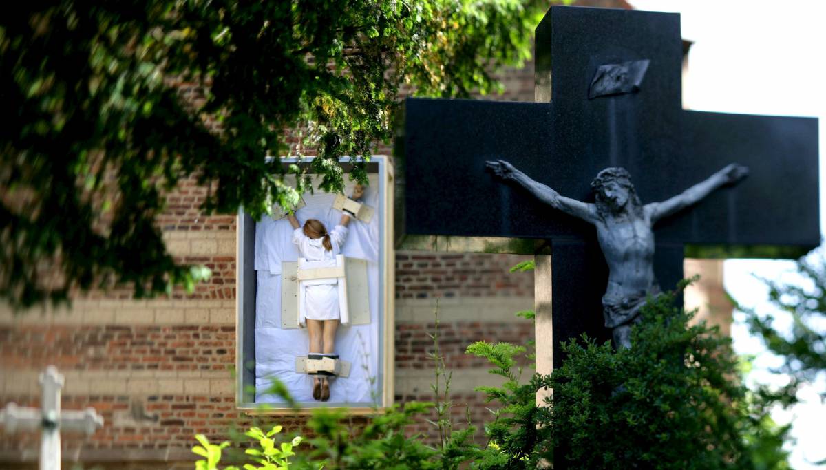 La donna crocifissa di Cattelan