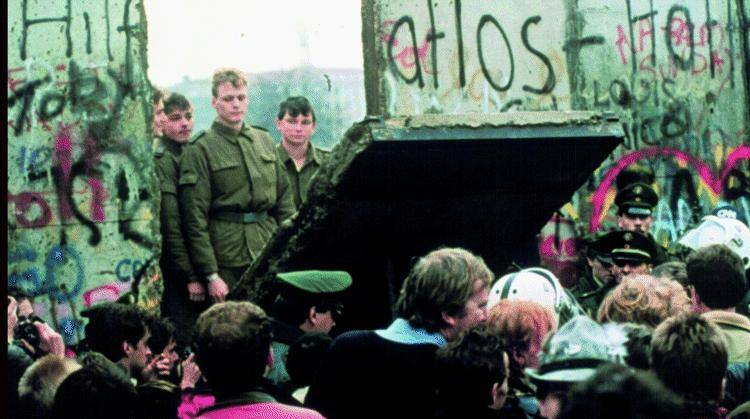 Un viaggio reale e immaginario per vedere oltre il muro di Berlino