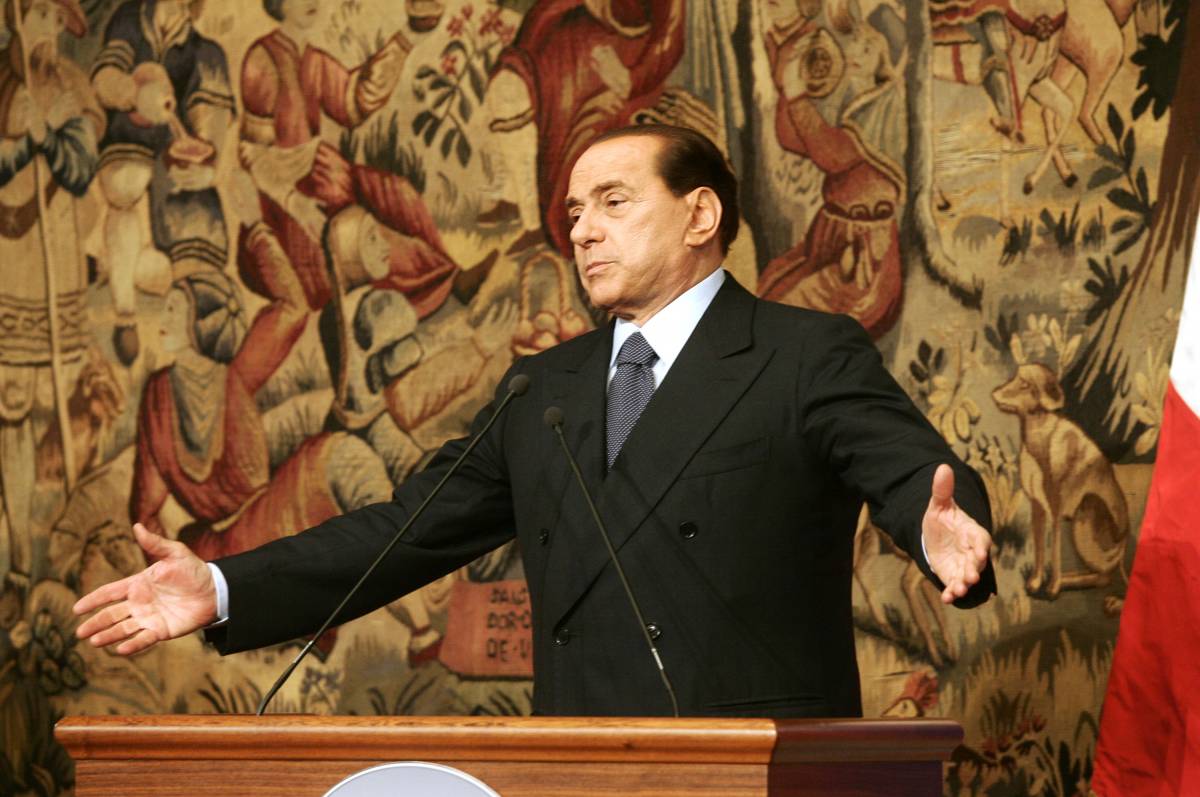 Berlusconi: "La Rai deve 
formare, non è privata"