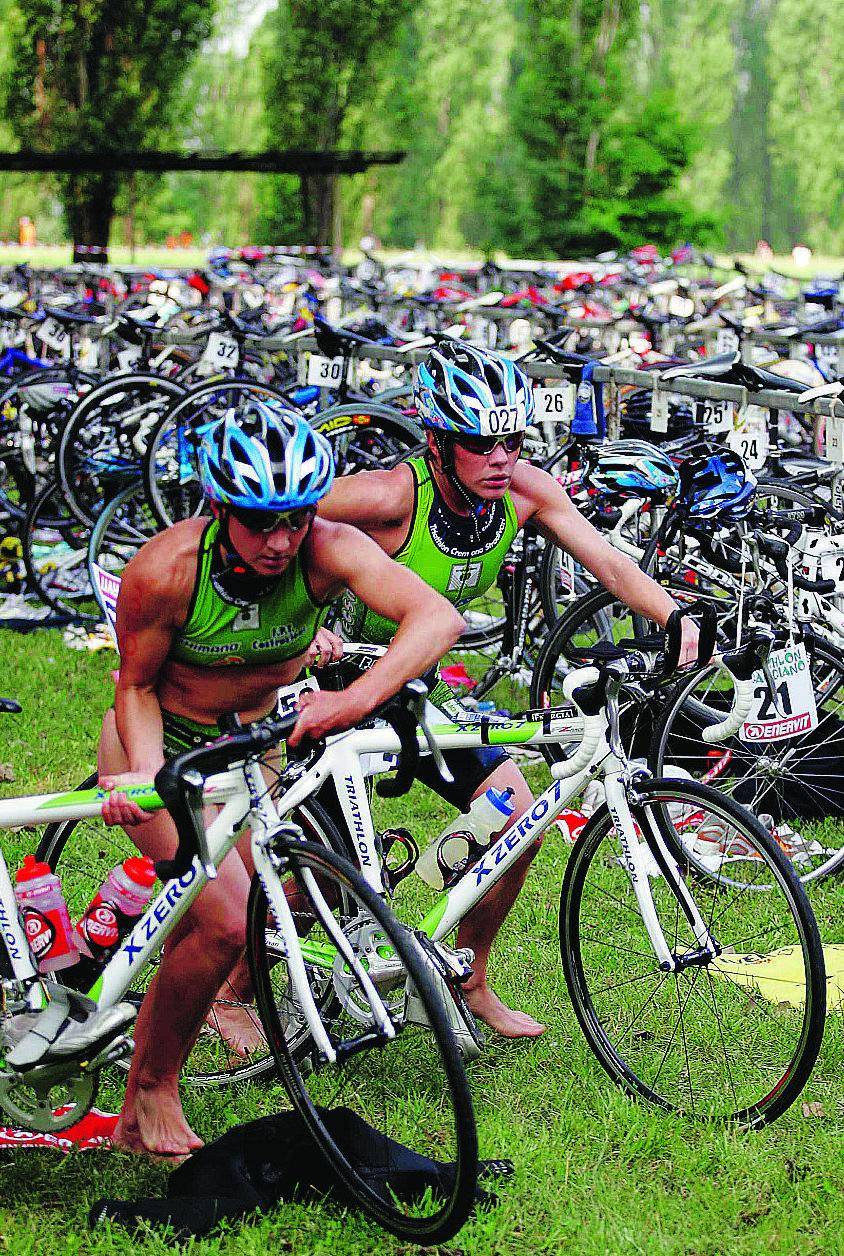 Uomini e donne si sfidano ai confini del triathlon