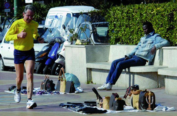 Il Lido vuol cacciare   dal suo «salotto» gli ambulanti abusivi