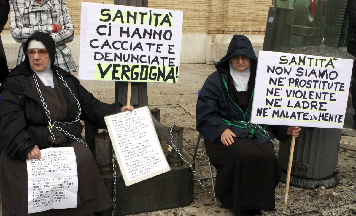 La protesta delle suore 
cacciate dal convento: 
incatenate in Vaticano