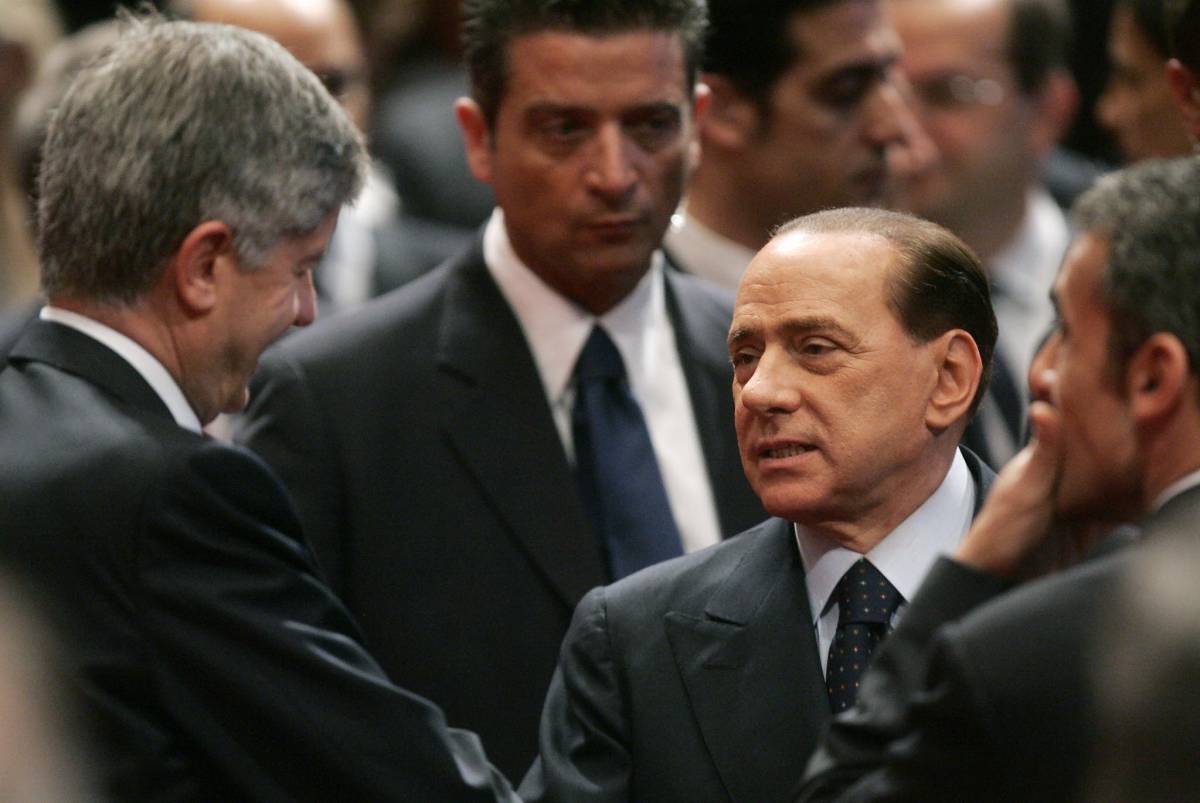 Rifiuti, Berlusconi: 
"Entro luglio 
finita l'emergenza"