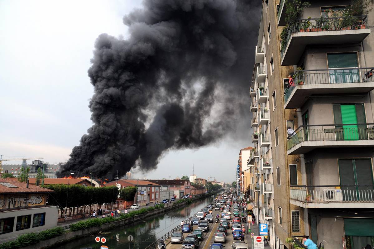 Deposito va a fuoco 
Nube nera su Milano