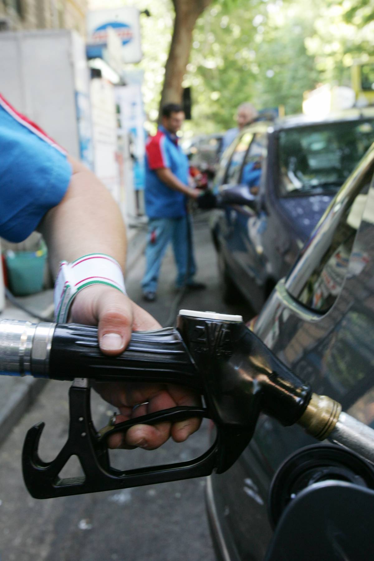 Benzina, nuovo record 
Per un litro 1,55 euro