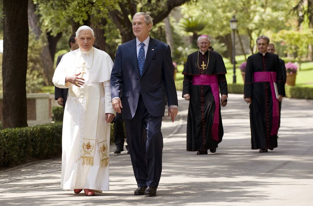 Bush incontra Papa Benedetto XVI 
"Impegno comune sui valori morali"