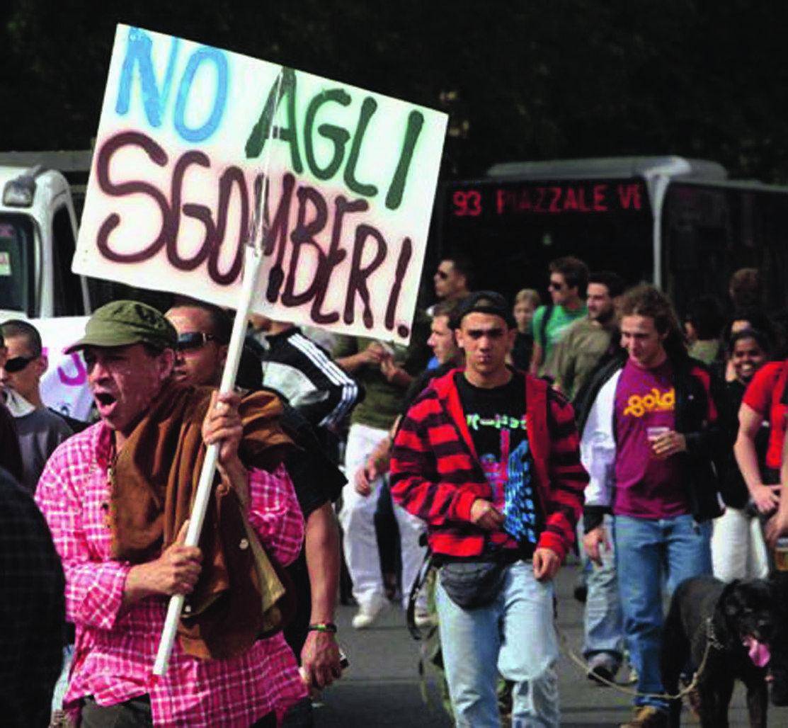 Il sabato dei centri sociali: «Eccoci, e guai a chi ci tocca»