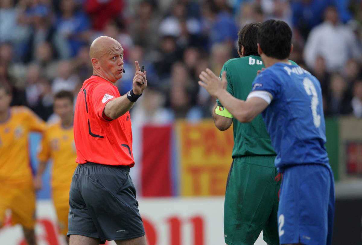 Ovrebo fischia il fallo anche alla Uefa 
"Basta così, sul gol di Toni ho sbagliato"