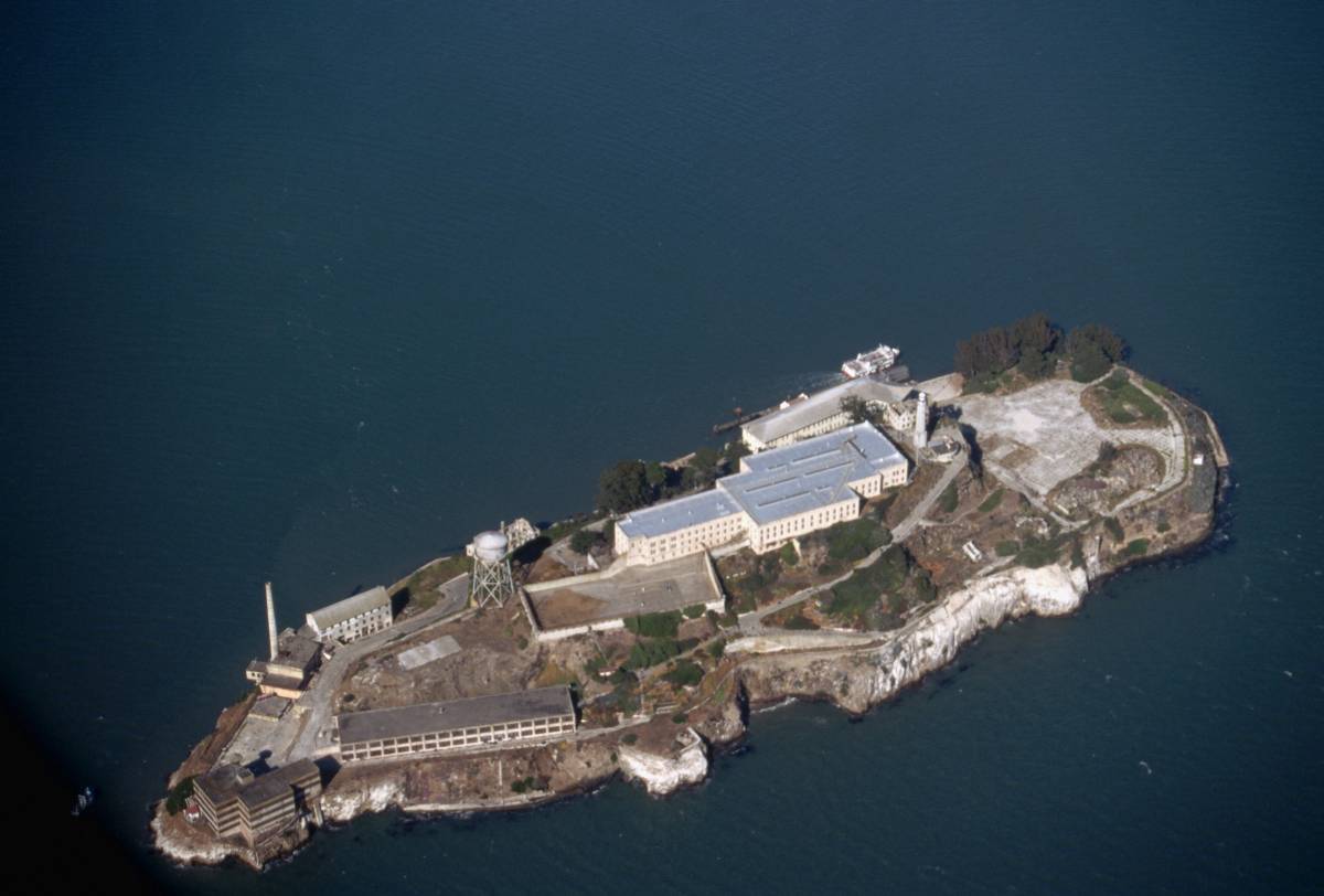 Grand Hotel Alcatraz: vacanze galeotte con le sbarre alle finestre