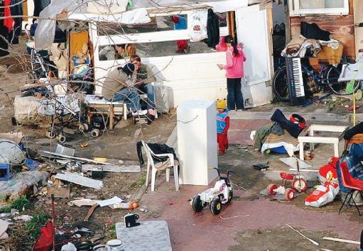 Il campo rom era un covo di banditi 
Maroni: "Subito nuovi agenti a Milano"