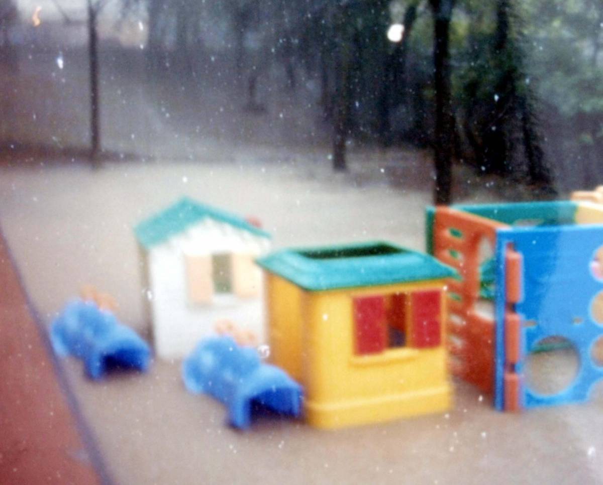 Giardini di via Fabrizi riasfaltati dai nonni