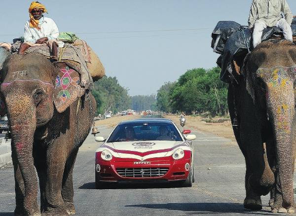 "Io sulle strade dell'India alla guida della Ferrari"