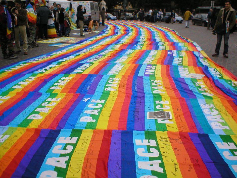 Vaticano: "Bandiere arcobaleno via dalle chiese"