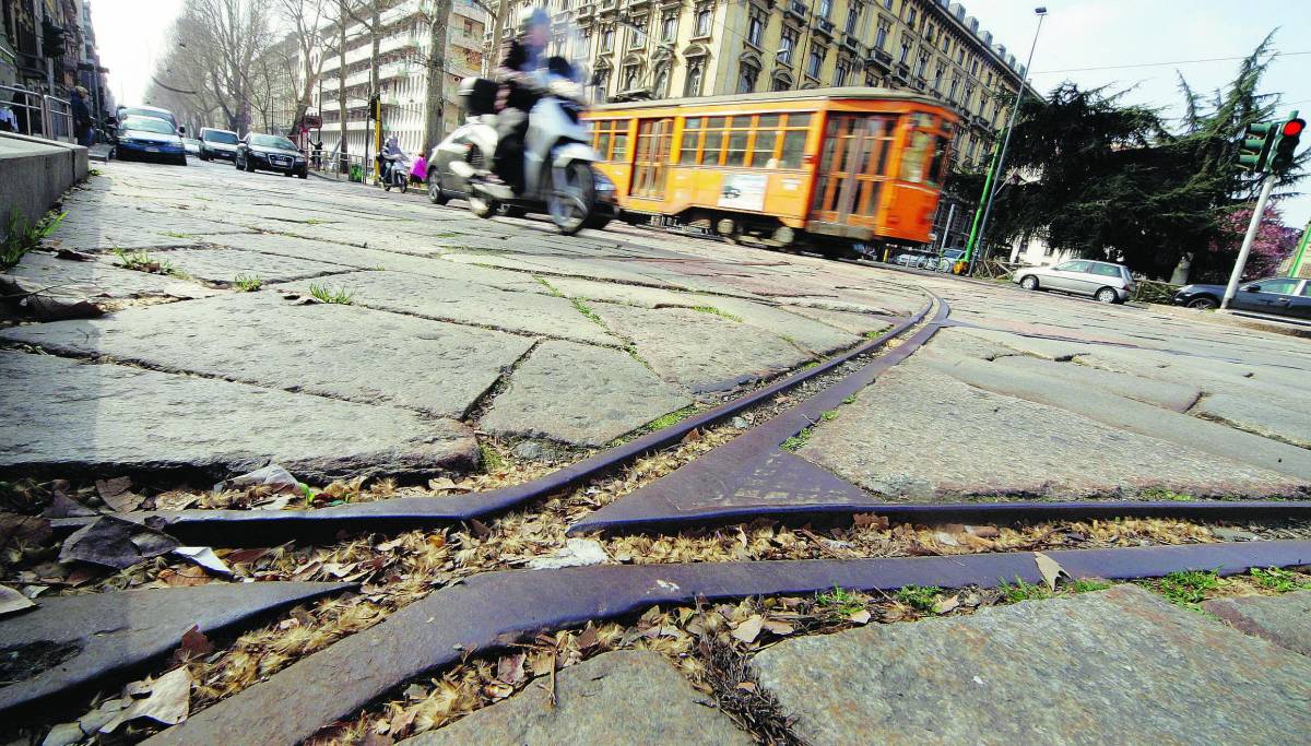 Strade a rischio per le due ruote: 4 milioni per togliere i binari morti