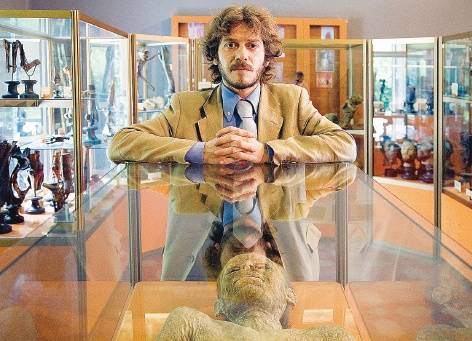 "Sono il custode del cimitero 
dei morti tramutati in pietre"