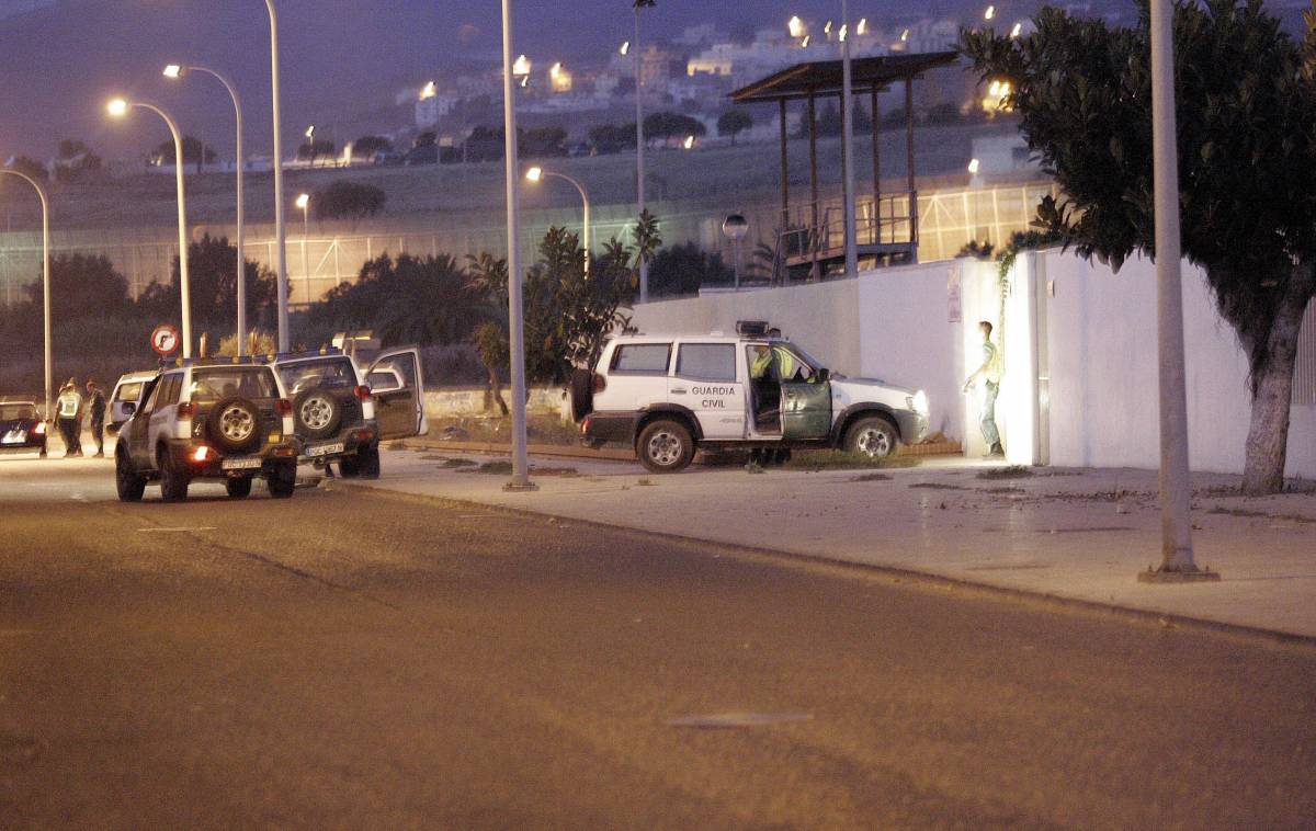 Emigranti assaltano un posto di frontiera a Melilla