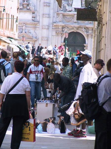 Venezia, divieto di borsoni: 2 multe 
da 5mila euro ai "vù cumprà"