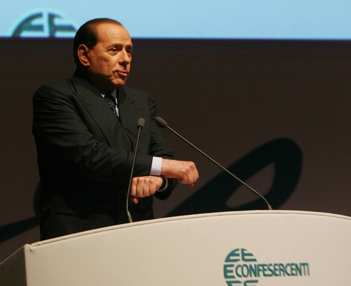 Berlusconi: "Certi magistrati, una metastasi" 
E il Csm: "Incostituzionale la blocca processi"