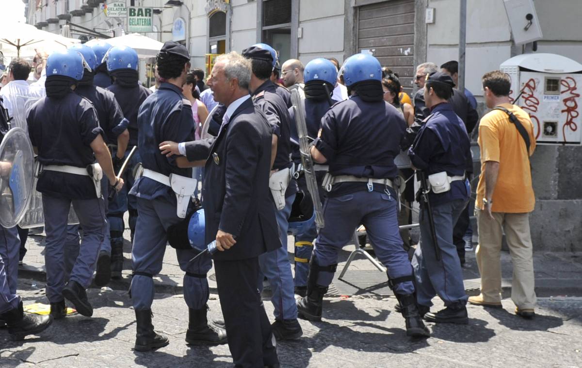 Rifiuti, tensione e tafferugli a Napoli